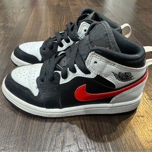 Jordan 1 Mid White Black "Chile Red